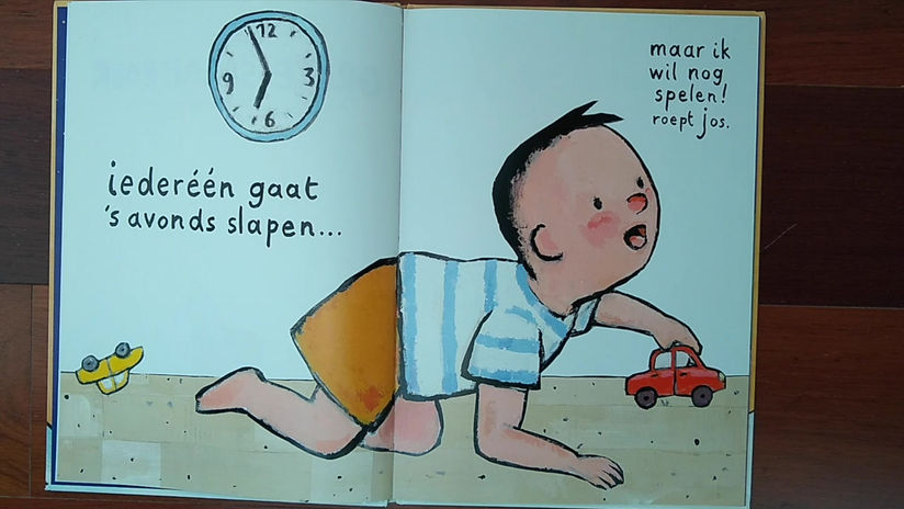 Juf Roosje leest voor " het grote slaap - boek" geschreven door Guido van Genechten